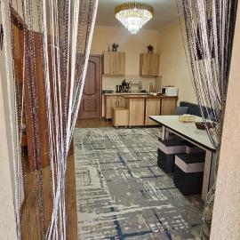 Коттедж Paris на Иссык-Куле, Сектор Е42 , терраса , летняя кухня и пляж, hotel a Chok-Tal