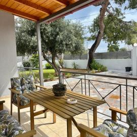 Comfortable House with Garden by the Sea, hotel a Vraná