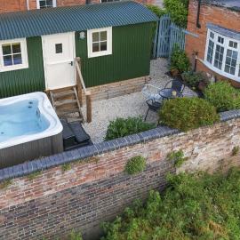 Riverside Shepherd’s Hut with Hot Tub, hotel in Tewkesbury