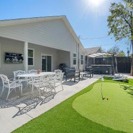 Sleeps 20 in Fort Worth Stockyards with HotTub & MiniGolf