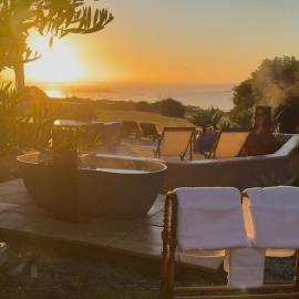 Luxury Couples Hideaway by the Sea، فندق في Waitpinga