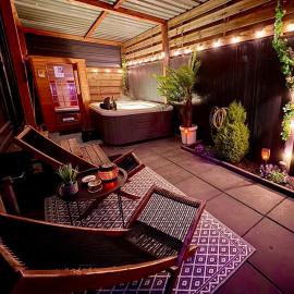 Charming Tiny House with Private Jacuzzi, Sauna and Garden & Free Parking between Amsterdam Haarlem and Schiphol Airport, hotel v destinaci Vijfhuizen