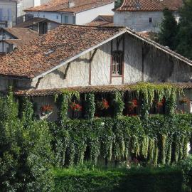 Spacious 6-Bedroom, 5 Bathroom House in Aubeterre, hotel in Aubeterre-sur-Dronne