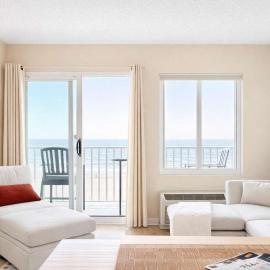 Boardwalk Oceanfront Condo with Panoramic Views, hotel v destinácii Virginia Beach