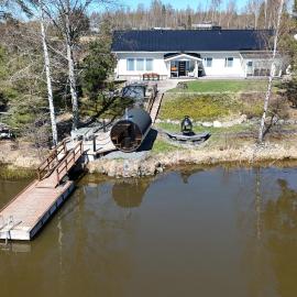 Villa Nurmenhelmi järven rannalla, hotelli Lempäälässä
