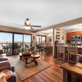 Rustic-Luxe Lakeview Condo near Silver Dollar City, hotel a Branson