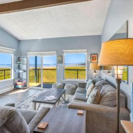 Hi-Tide Resort Top Floor Queen Bed Unit 32