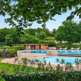 HOST4U PADENGHE SUL GARDA - GardaSunLakeView Apartment con Piscina e Parcheggio in Residence