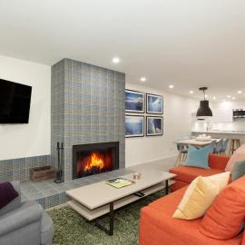 Hearthstone Lodge 8 | Condo in Heart of Village, Private Hot Tub, Wood-Burning Fireplace, khách sạn ở Whistler