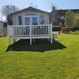 3-Bed Caravan Sleeps 8 with Enclosed Decking, hotelli kohteessa Fleetwood