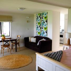 Beachfront Studio Modern, Self-Contained by beautiful Whiritoa Beach, hotel v destinaci Whiritoa