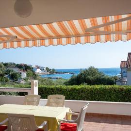 Apartments and rooms by the sea Jakisnica, Pag - 4160, hotel in Lun