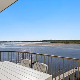 Wharf Lodge River View Apartment, Hotel in Maroochydore
