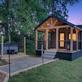 Private Tiny Home Surrounded By Farmland W/Hottub, hotell sihtkohas Gordonville
