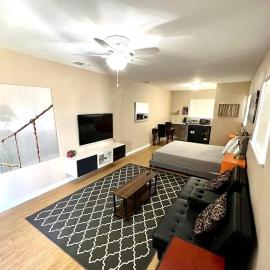 Central Private King Suit Washer Dryer 2 Miles to Hospital, hotel a Winter Haven