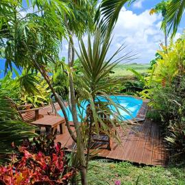 Gites kaz à klemence - Bungalow karapat - jacuzzi privé et piscine partagée au cœur de la nature à Anse-Bertrand، فندق في Anse-Bertrand