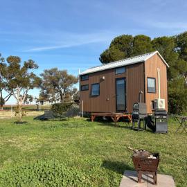 Loft Tiny House by Tiny Away, hotel in Banyena