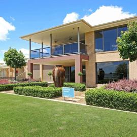 The Grand Holiday House, ξενοδοχείο σε Yarrawonga