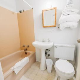 1 Bedroom Suite 6 at the Green Gables Resort, hotel in Osoyoos