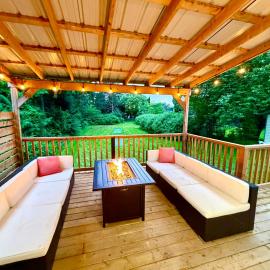 Ultimate Oasis-Waterpark, FIFA!, Zoo & Huge Yard, hotelli kohteessa Aldergrove