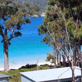 The Beach Box at Big Roaring Beach Tasmania, hotel in Surveyors Bay