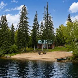 Rustic Waterfront Cabin with BBQ, Fire Pit and Views, hotel em Lake Saint Peter