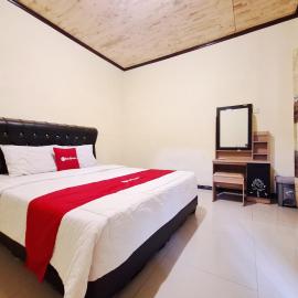 RedDoorz at Setumbu Family Cottage Borobudur, hotell i Kembanglimus