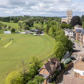Riverside Cottage & Shepherd’s Hut with Hot Tub, hotel in Tewkesbury