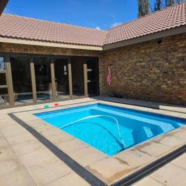 Riverside Paradise De Tweedespruit Cullinan - 2 Bedroom House, hotelli kohteessa Meule