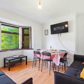 Cosy 4 Bedroom Birmingham, hotel in Dudley