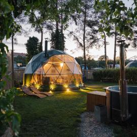 Unique glamping Prague with private hot tub、プラハのホテル