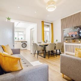 Haven City Stay Parking Groups 5 Bedroom, Hotel in Neepsend