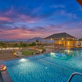 StayVista at Solmira Haven with Infinity Pool, Bonfire、Igatpuriのホテル