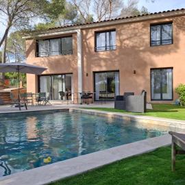 La Santoline avec piscine au coeur des pins, hotel a Saint-Raphaël