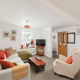 Idyllic Cottage in Picturesque Cotswolds Village、Marshfieldのホテル