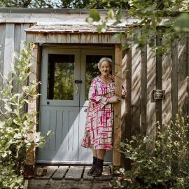The Charcoal Hut woodland retreat, hotel a Llandovery
