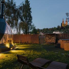 Unique glamping Prague with private hot tub, Hotel in Prag