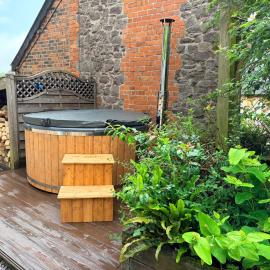 Romantic Croft with Private Hot Tub, hotel in Shrewsbury