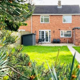 The Pine House - Sleeps 5 - Large Secure Garden - Dog Friendly - 8 min to Durham