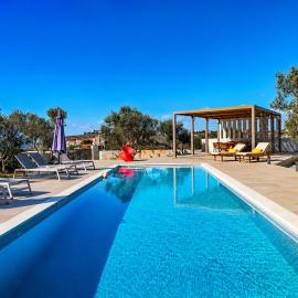 Niki Luxury Suites、Tersanasのホテル