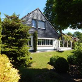 Traumhaftes-freistehendes-Ferienhaus-an-der-See-Strand-Yachthafen-W-Lan