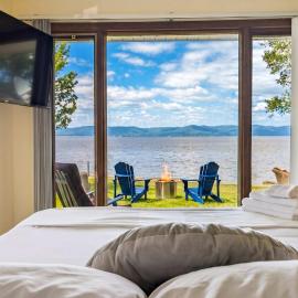 Chalet Studio #1 Waterfront with Spa Fireplace & Wifi、Cap-Saint-Ignaceのホテル