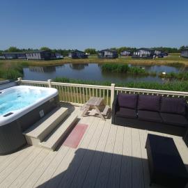 Lilly Luxury Hot Tub Caravan - theluxurycaravan - GV109 Grange Leisure Park, hotel in Mablethorpe