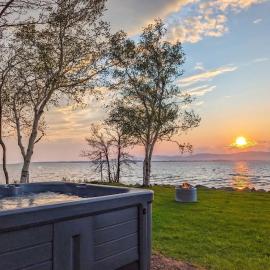 Chalet #2 Waterfront with Spa, Fireplace Wifi & AC、Cap-Saint-Ignaceのホテル