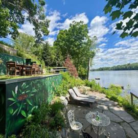 Charming & Whimsical Historic River Home, מלון בTitusville