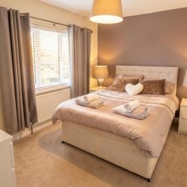 3 Bedroom House - Parking - Wifi - Fully Refurbished Throughout - New Kitchen & Bathroom