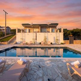 Villa Aurea Luxury Sunset with Pool, hotel in Krimovice