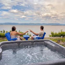 Chalet Studio #5 Waterfront with Spa, Fireplace & Wifi、Cap-Saint-Ignaceのホテル