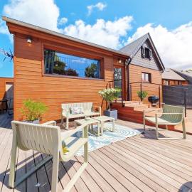 Le Chalet 48 au bord du lac avec piscine & parking gratuit - mer et centre ville à moins de 5 minutes en voiture, hotel u gradu Kabur