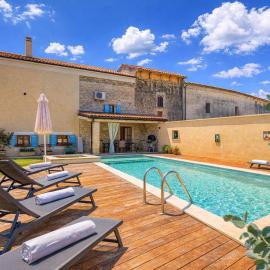 Foska Country Home with Private Pool- Happy Rentals